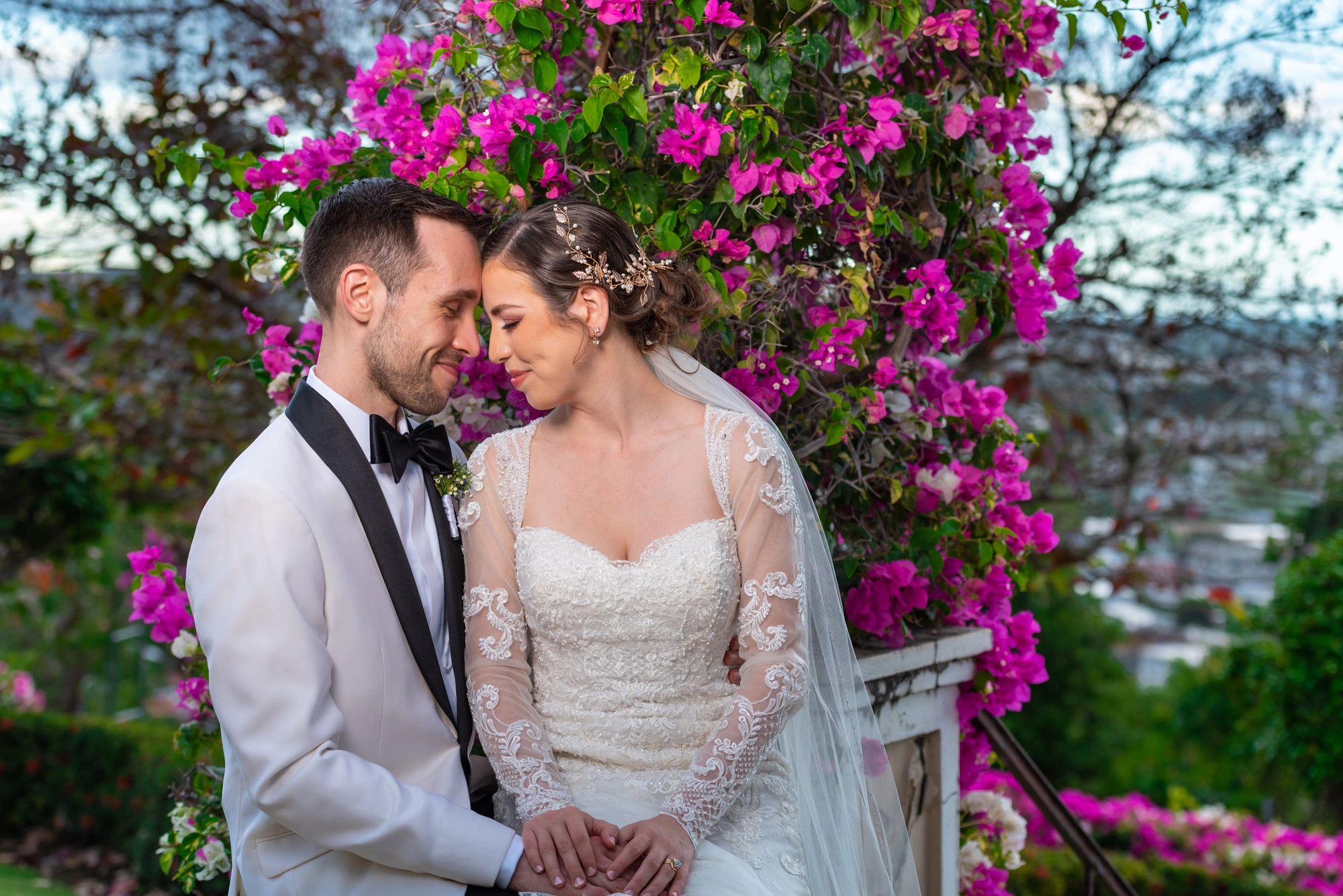 Beautiful picture of newlyweds posing on garden of Castillo Serrallés