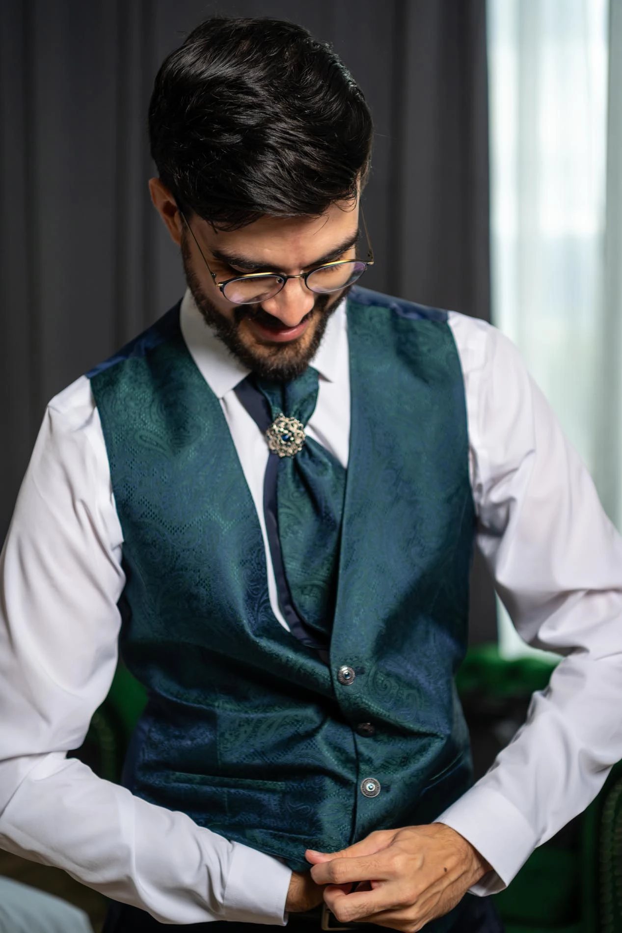 Groom closing his suit