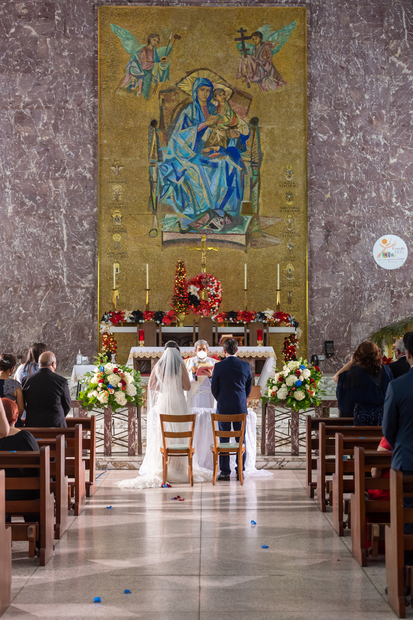 Novios durante la ceremonia de boda en la Parroquia Santa Marí Reina en Ponce