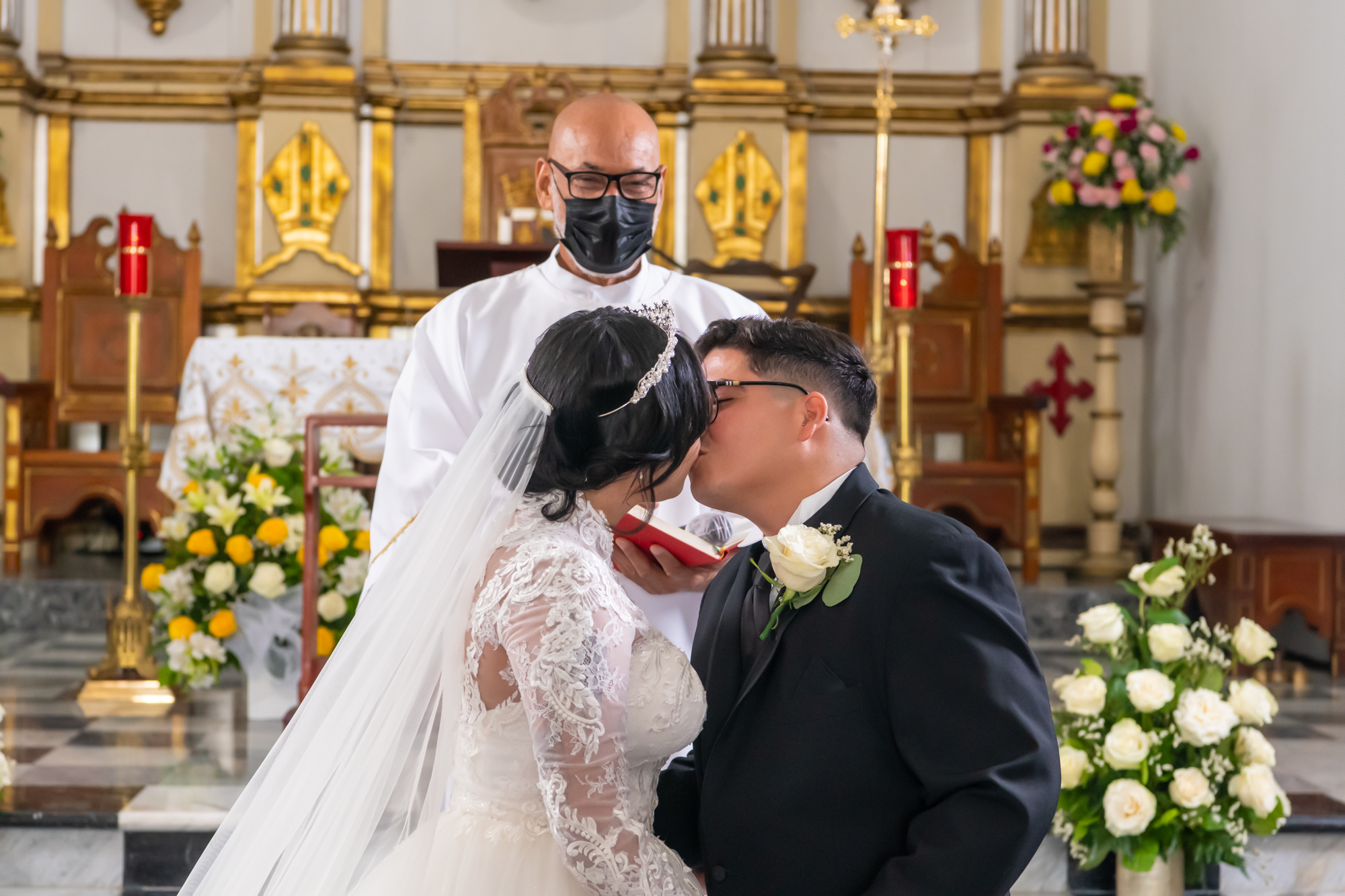 El beso de los recién casados durante ceremonia de matrimonio en Parroquia San Blás de Illescas en Coamo