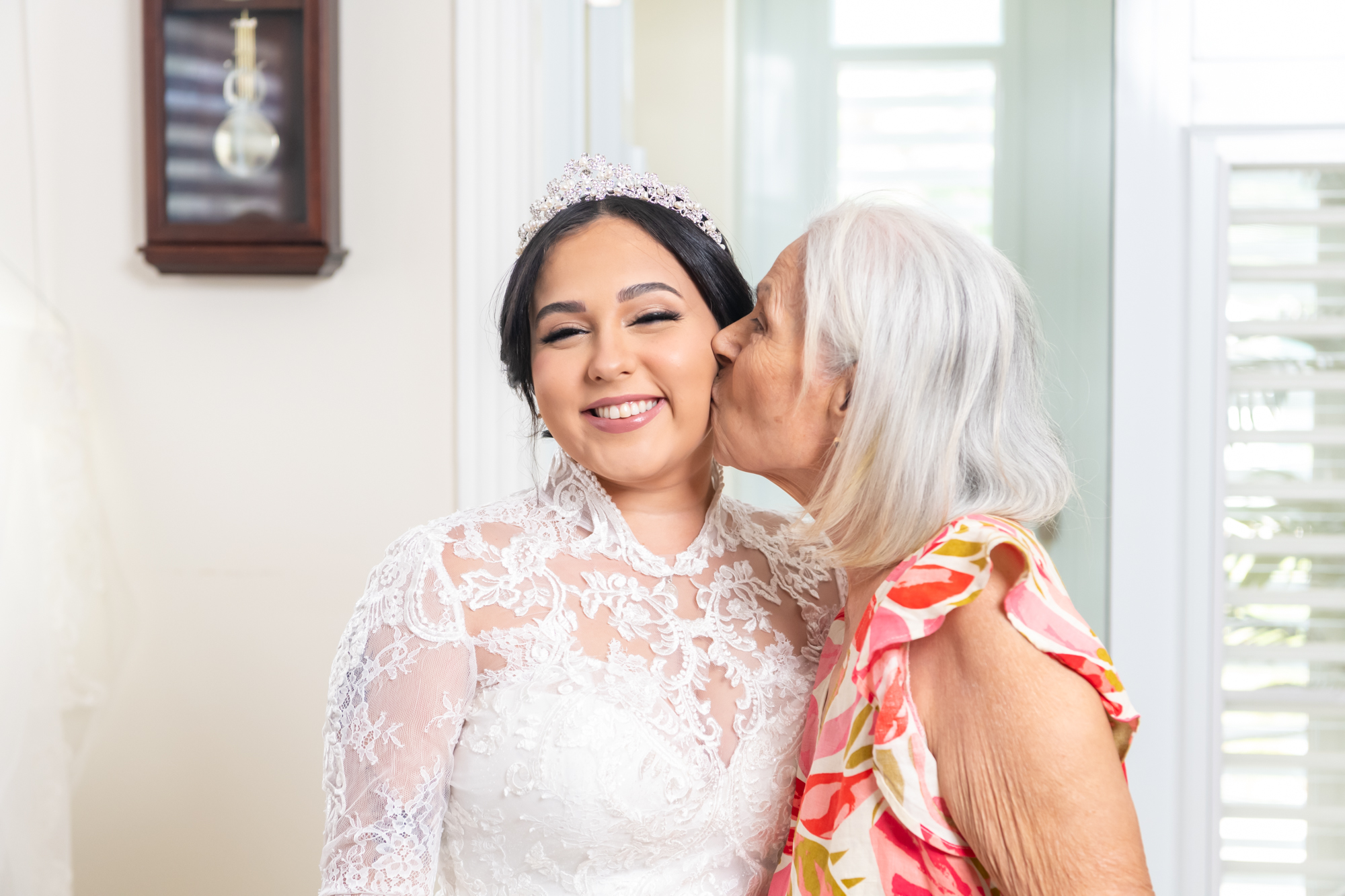 Novia recibe beso de su abuela