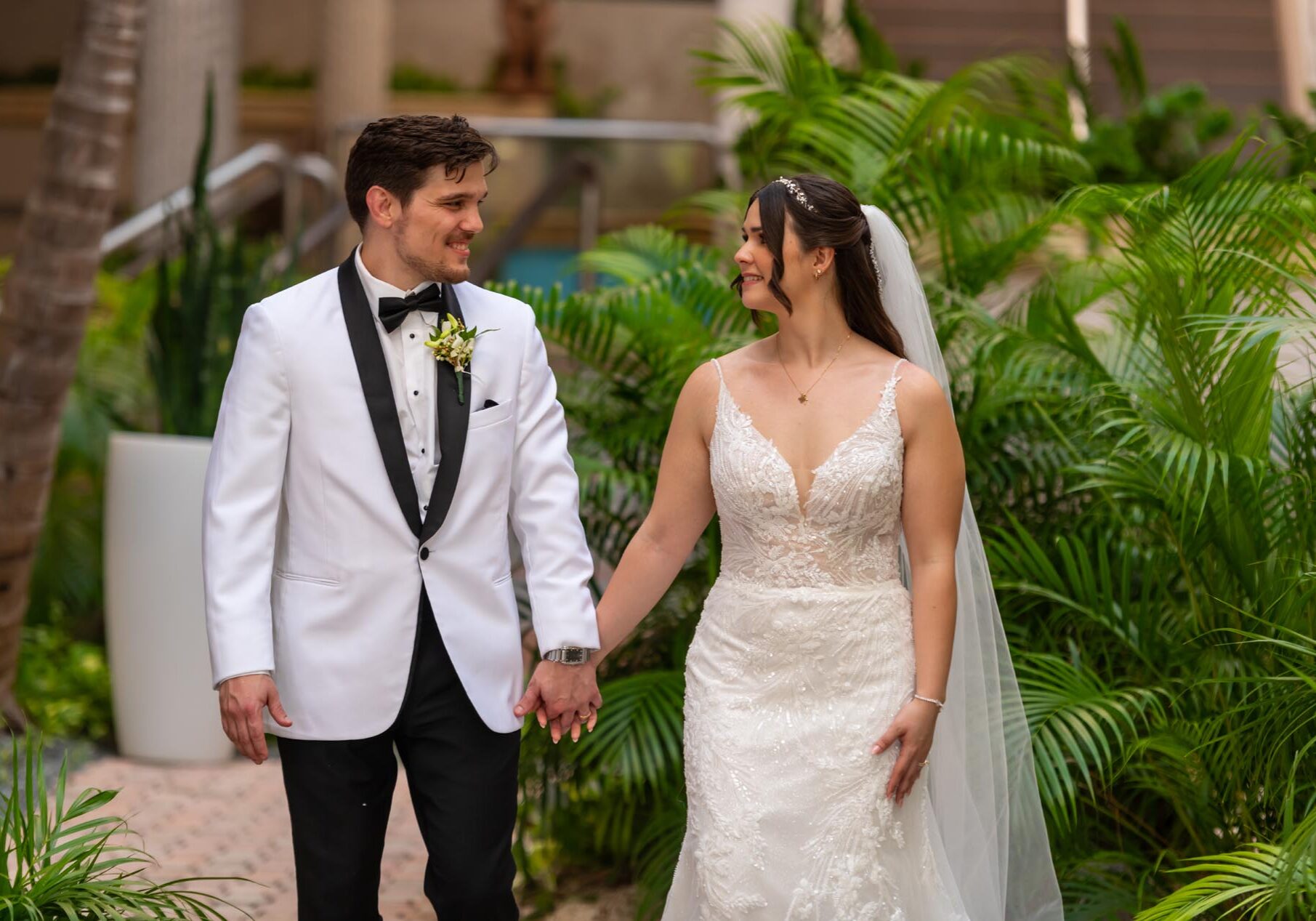 foto de los esposos mirándose mientras caminan frente a la recepción.